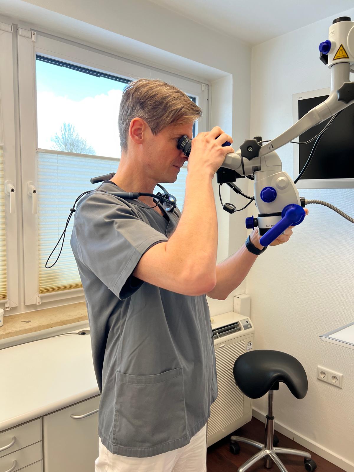 Dr. Haecker bei der Behandlung